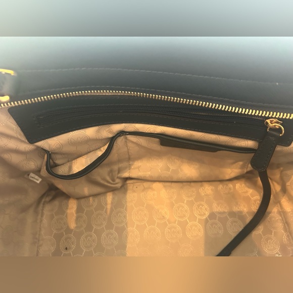 Michael Kors purse - Picture 6 of 6